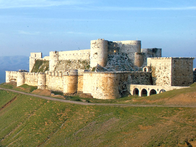 Знаменитый замок крестоносцев Крак де Шевалье в сирийской провинции Хомс, внесенный в список всемирного наследия ЮНЕСКО, получил повреждения в результате удара сирийских ВВС