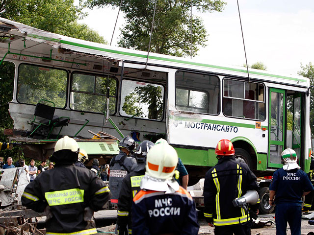 По данным на утро воскресенья в медучреждениях Москвы и Подольска остаются 30 пострадавших в результате ДТП в "новой Москве" около Подольска, где груженый щебнем "КамАЗ" протаранил автобус