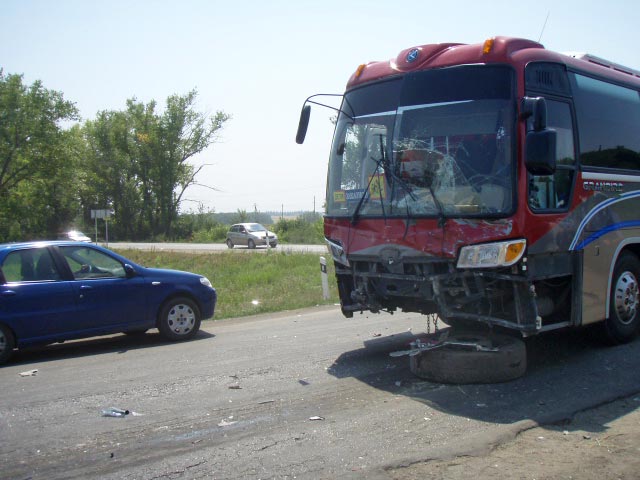В ДТП с участием автобуса, перевозившего детей, и трех легковых автомобилей на трассе в Мясниковском районе Ростовской области, по предварительным данным, один взрослый погиб, еще один пострадал