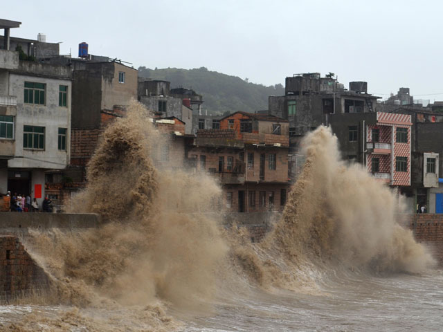 Тайфун "Соулик", немного умеривший скорость, обрушился приморские провинции Фуцзянь и Чжэцзян на юго-востоке Китая