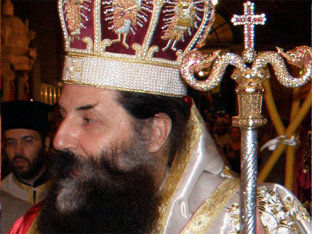 В Греции митрополит Пирея Серафим спровоцировал скандал, заявив, что не пустит в церковь депутатов парламента, которые проголосуют за работу магазинов по воскресеньям