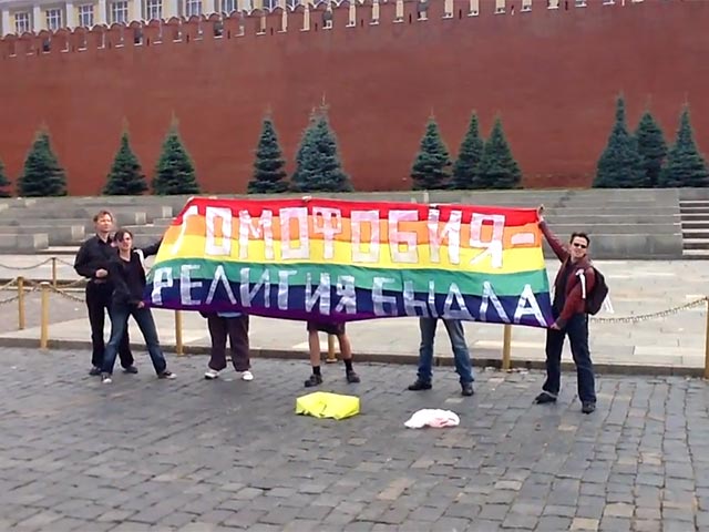 Пять человек задержаны полицией на Красной площади в Москве за попытку проведения несогласованного с властями пикета против гомофобии