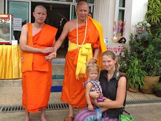 Монахи буддийского храма Huay Plakang Temple, расположенного в провинции Чианграй на севере Таиланда, спасли россиянку с двухлетним ребенком, оставленных мужем без средств к существованию
