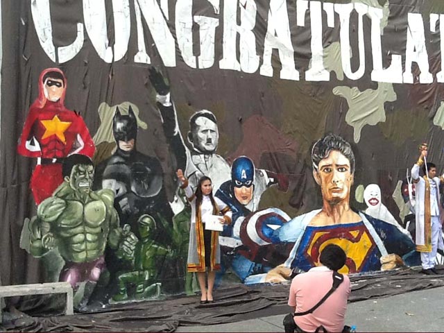 Одному из самых престижных университетов Таиланда пришлось принести официальные извинения за "выпускное творчество" студентов, изобразивших Адольфа Гитлера среди комиксовых супергероев