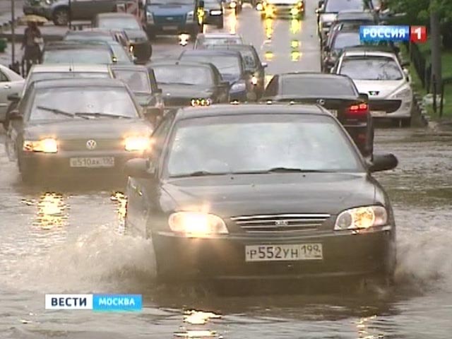 Сегодня на Москву и Московскую область обрушился очередной сильный ливень, в который раз затопив улицы и тротуары