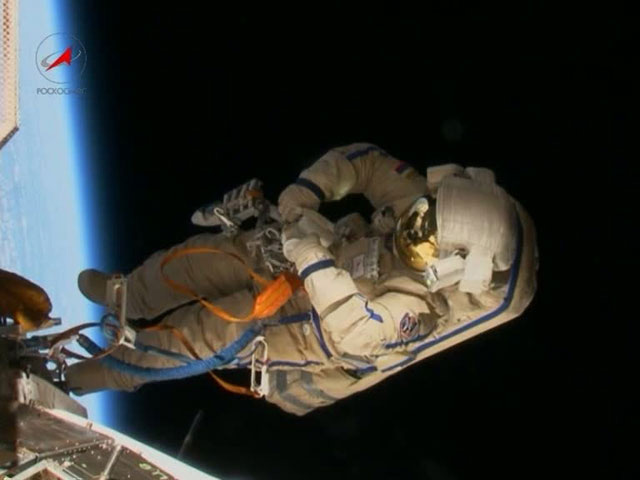 Одиннадцатикилограммовая деталь эксперимента "Выносливость" отцепилась от карабина во время выхода в открытый космос 22 апреля