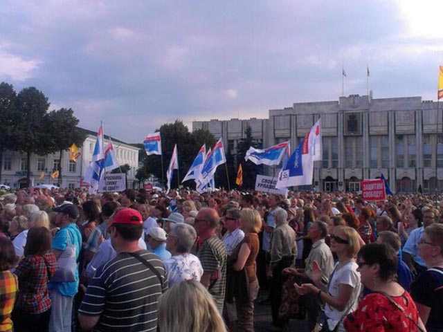 В Ярославле прошел митинг в поддержку арестованного в начале июля мэра города Евгения Урлашова. На Советской площади собралось около пяти тысяч человек, требовавших освободить мэра
