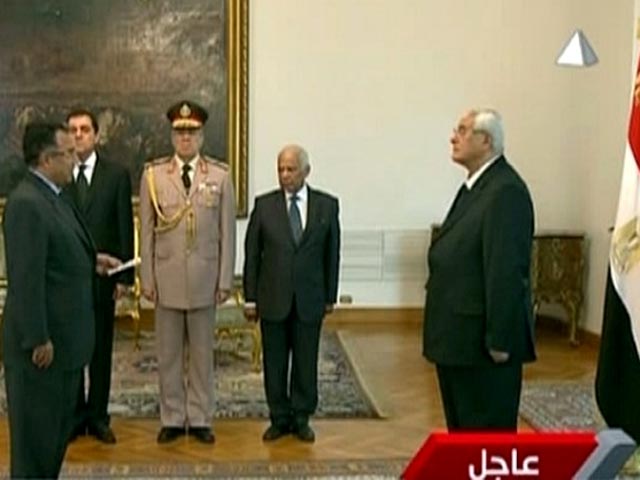 Новое правительство Египта во главе с Хаземом аль-Баблави приняло присягу перед временным президентом страны Адли Мансуром в рабочей резиденции главы государства "Аль-Иттихадия", передает межарабский телеканал Al Arabiya