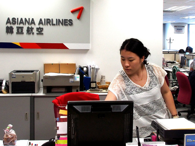 Южнокорейская авиакомпания Asiana Airlines уведомила транспортные власти США о том, что принадлежащий ей пассажирский самолет "Boeing 777" не смог вылететь в Сеул из-за обнаружения течи масла в одном из двигателей