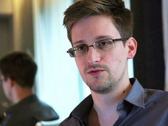 Американец Эдвард Сноуден, официально попросивший временного убежища в России, сможет при желании стать гражданином страны