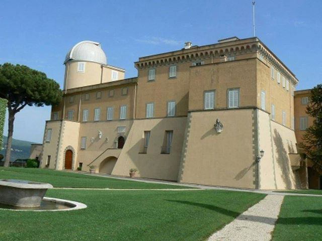 Обсерватория имеет свой центральный офис на территории Папских вилл, а историческое помещение обсерватории расположено в Папском дворце прямо над аппартаментами понтифика