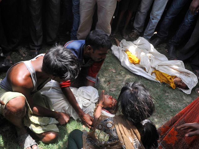 В индийском штате Бихар школьникам подали отравленный обед. В результате 22 ученика младших классов скончались, почти 30 были госпитализированы. Смерть детей 8-11 лет вызвала взрыв негодования у местных жителей