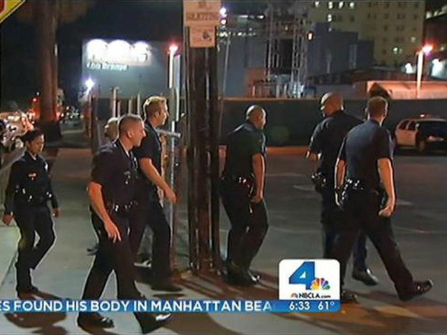 Департамент полиции Лос-Анджелеса направил дополнительные наряды сотрудников для патрулирования бульвара Голливуд, где минувшей ночью 40 неизвестных в масках напали на туристов, похитив мобильные телефоны и сумки у нескольких человек