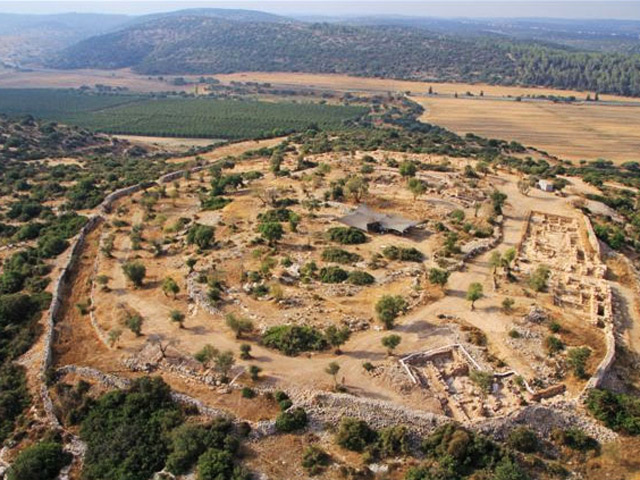 В Иудейской низменности, расположенной на территории Израиля, археологи в ходе раскопок обнаружили дворец, который, как они считают, мог быть резиденцией царя Давида, правившего государством в X веке до нашей эры