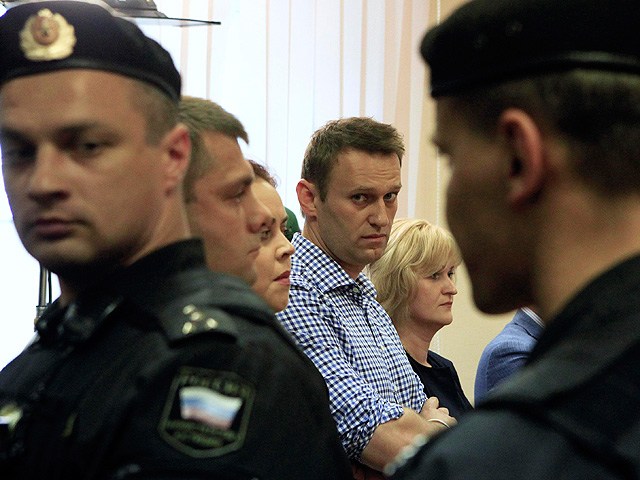 Алексей Навальный и Петр Офицеров, приговоренные по делу "Кировлеса" к пяти и четырем годам лишения свободы соответственно, находятся в соседних одиночных камерах кировского СИЗО