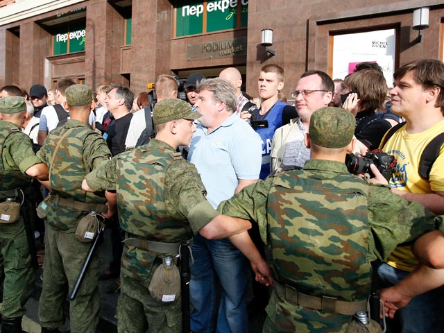 Манежная площадь в Москве перекрыта, власти и оппозиционеры готовятся к "народному сходу"