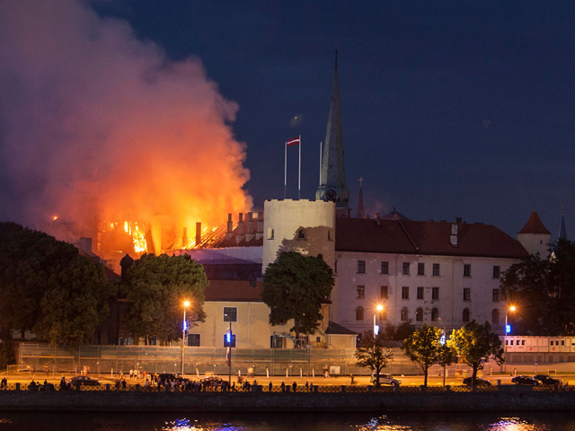 Пожар в Рижском замке, который уничтожил более трех тысяч квадратных метров его площади, причинил находящимся в здании национальному историческому музею и музею словесности ущерб на сумму свыше 140 тысяч долларов