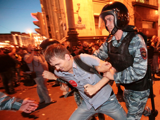 Правозащитники заявили, что более 110 человек были задержаны вечером 18 июля возле Манежной площади в Москве во время не согласованной с властями акции в поддержку оппозиционера Алексея Навального