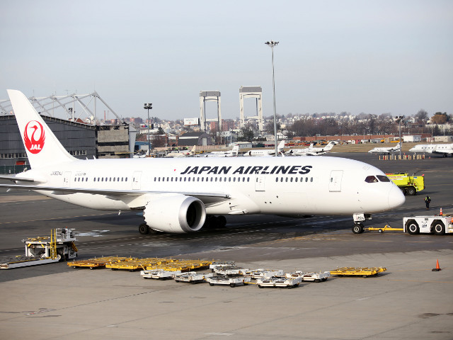 Пассажирский самолет Boeing 787 Dreamliner авиакомпании Japan Airlines вылетел из Бостона (американский штат Массачусетс) в Токио, однако прервал рейс и возвратился в аэропорт вылета