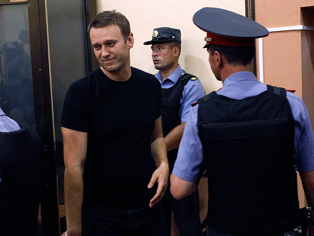 Освобождение Алексея Навального под подписку на следующий день после осуждения на пять лет лишения свободы было с ликованием встречено его сторонниками, теперь ожидающими от него продолжения борьбы с действующей властью