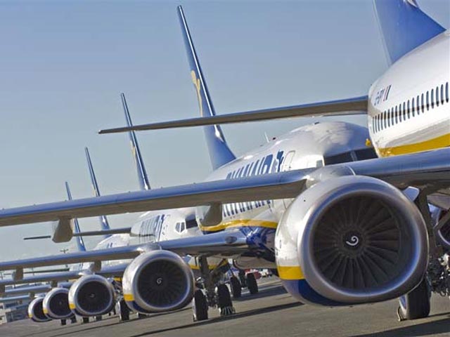 Бюджетная авиакомпания Ryanair начала предлагать размещение рекламы на своих самолетах, сообщает деловое издание The Business Insider