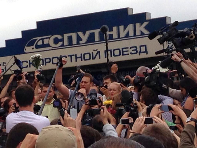 Навальный прибыл из Кирова в Москву на "заминированный" вокзал с журналистами и ОМОНом