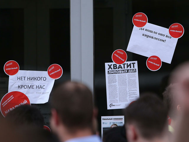 Столичные полицейские возбудили уголовное дело по статье "вандализм" в отношении неустановленных лиц, которые, по версии следствия, размещали оскорбительные надписи, плакаты и стикеры на здании Госдумы