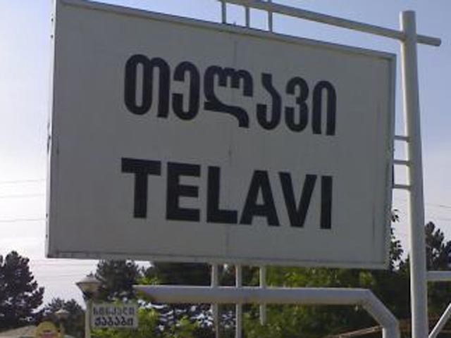 В грузинском городе Телави (регион Кахетии) в самом центре города на проспекте Алазани упал вертолет. Двое его пассажиров получили небольшие повреждения
