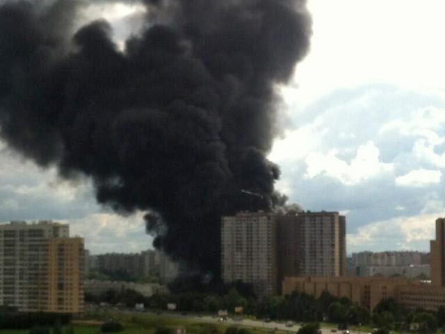 В строящемся здании на западе Москвы загорелся пенопласт: черным дымом заволокло небо