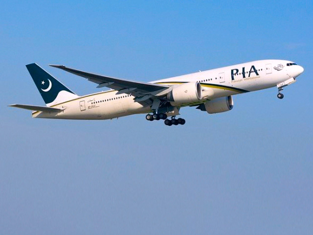 Пассажирский Boeing-777 пакистанских авиалиний приземлился в "Шереметьево" с отказавшим двигателем, никто не пострадал