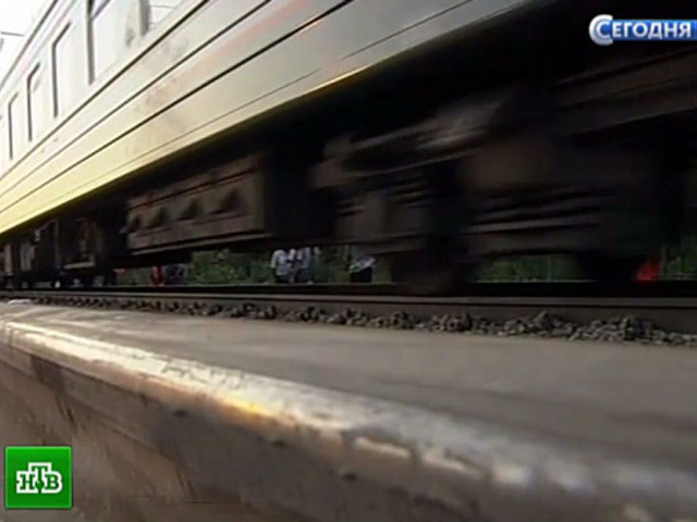 Поезд "Москва - Вильнюс" столкнулся с легковым автомобилем на железнодорожном переезде в Московской области. Погибли два человека