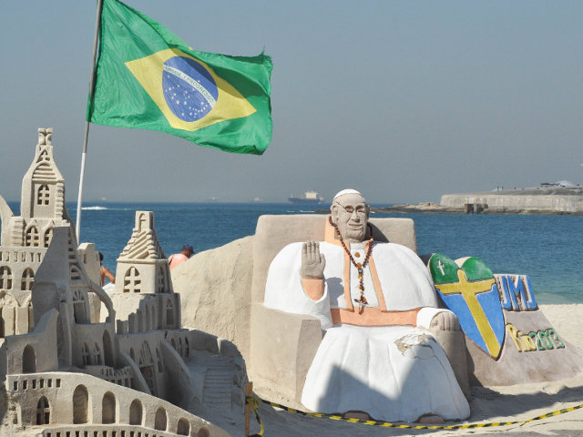 В Рио-де-Жанейро все готово к приезду Папы Франциска. Скульптура понтифика, созданная из песка на пляже Копакабана