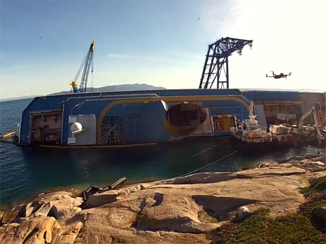 Ролик, который на YouTube собирает множество "лайков", можно назвать "запретным". Дело в том что съемки у острова Джильо, где, накренившись и наполовину скрывшись под водой, лежит Costa Concordia, запрещены