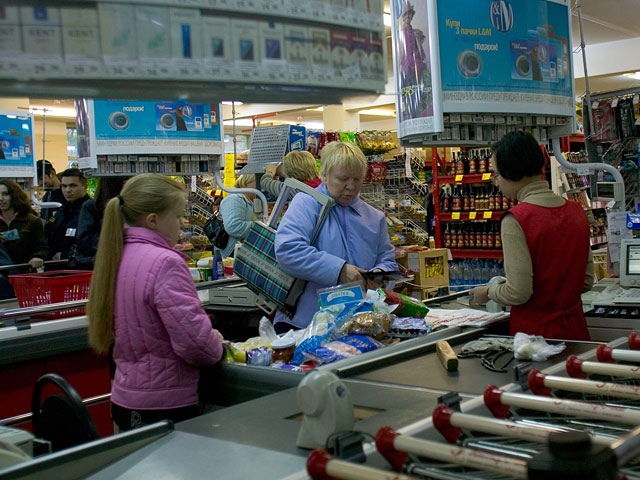 С 1 октября малоимущие семьи москвичей смогут приобретать продукты любые продукты за исключением алкоголя и табака в магазинах, участвующих в проекте, по специальным электронным сертификатам вместо стандартного набора продовольственных товаров и круп