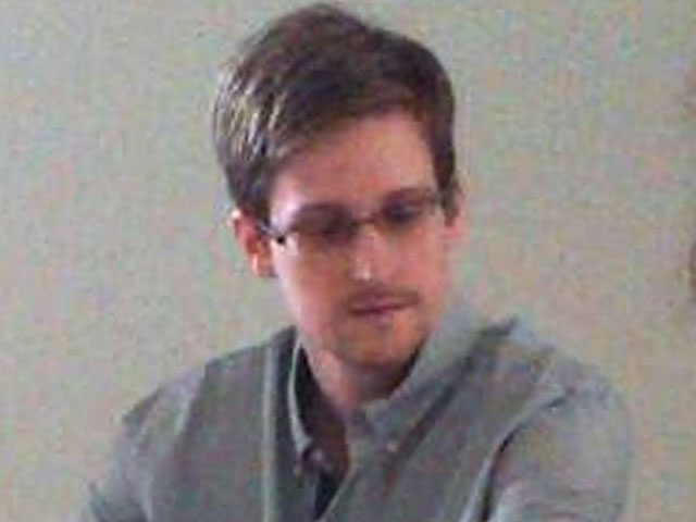 Бывший сотрудник американских спецслужб Эдвард Сноуден все еще ждет ответа на запрос о временном убежище в России, живя в отеле аэропорта "Шереметьево"