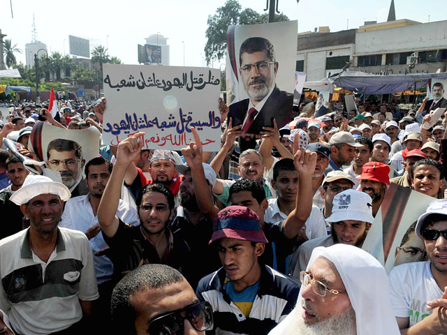 Сторонники свергнутого египетского президента Мухаммеда Мурси в понедельник вновь вступили в столкновения с его противниками в центре Каира в районе площади Тахрир