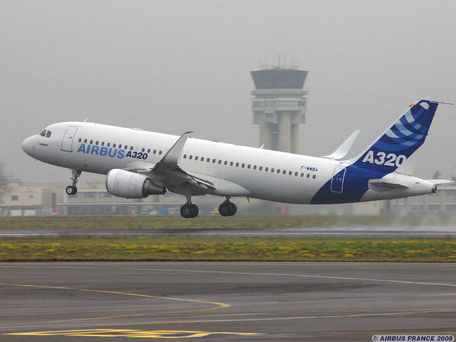 В аэропорту Анапы пассажирский самолет "А-320" прервал взлет после того, как в двигатель попала птица