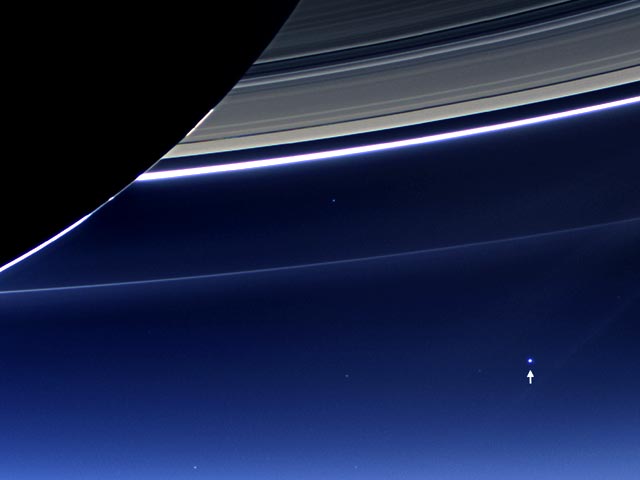 Американское аэрокосмическое агентство (NASA) опубликовало фотографии Земли, сделанные из разных точек Солнечной системы. Все снимки были сделаны в один и тот же день - 19 июля