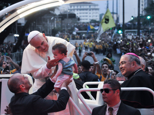 Начавшаяся поездка Папы Франциска в Рио-де-Жанейро доставила немало хлопот службам безопасности