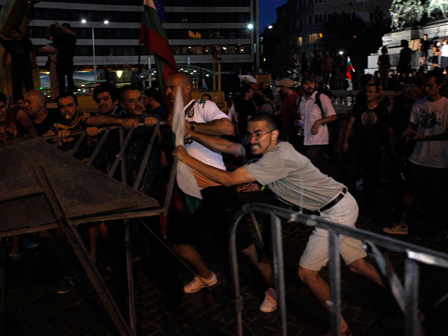 В Софии несколько сотен участников акции протеста блокировали выходы парламента - Народного собрания республики