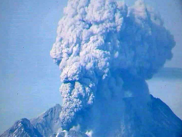 Вулканам Кизимен и Шивелуч, извергающимся на Камчатке, присвоен один из наиболее угрожающих кодов опасности для авиации: оранжевый