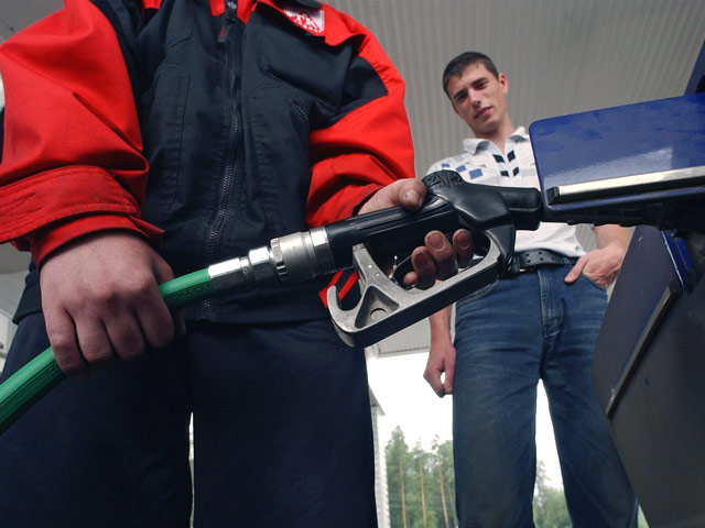 Накануне на товарных площадках был заключен один из самых крупных по объемам контрактов на поставку 3 тыс. т белорусского бензина. Цена на него сложилась ниже предложений российских НПЗ