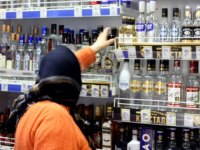 Союз производителей алкогольной продукции (СПАП), объединяющий крупнейшие водочные заводы России, пригрозил разорвать контракты с поставщиками бутылок, которые продают свою продукцию производителям "левой" водки