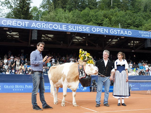 Организаторы теннисного турнира в швейцарском городе Гштаад подарили своему соотечественнику Роджеру Федереру корову по кличке Дезире