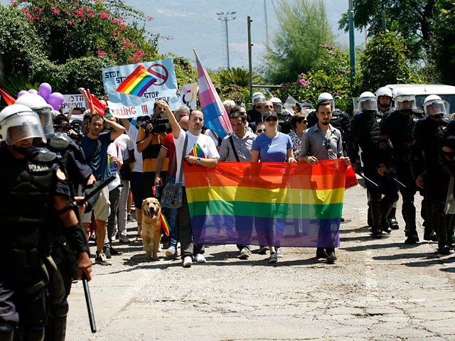 Первый гей-парад в истории Черногории закончился всего через полчаса после начала, так как многие восприняли враждебно акцию секс-меньшинств