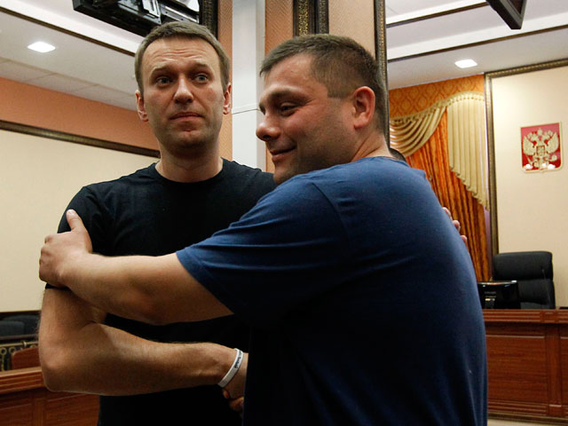 Один из фигурантов "дела Кировлеса" Петр Офицеров, осужденный на четыре года лишения свободы, но освобожденный из-под ареста до рассмотрения апелляции, заявил, что во время следствия ему дважды предлагали дать показания против Алексея Навального