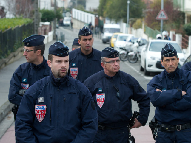 Во Франции сотрудники центрального управления внутренней разведки задержали 47-летнего гражданина, который, по предварительной информации, собирался присоединиться к джихаду против правительственных войск в Сирии