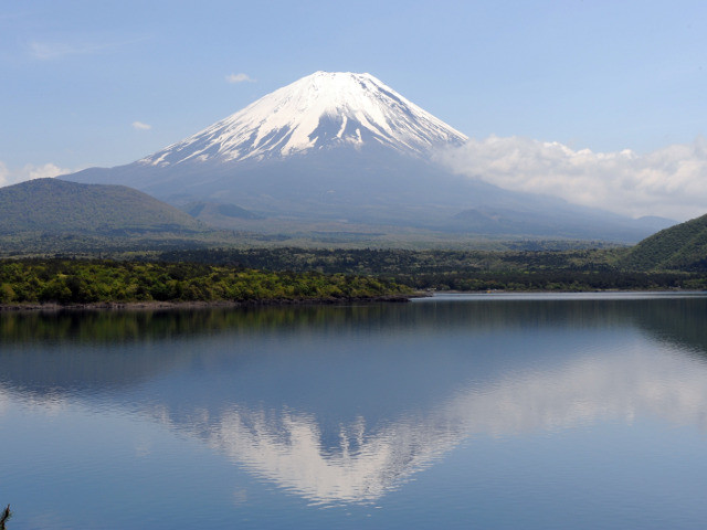 В Японии начали взимать плату за восхождение на священную для жителей страны гору Фудзи, которая в июне была включена в список Всемирного наследия ЮНЕСКО