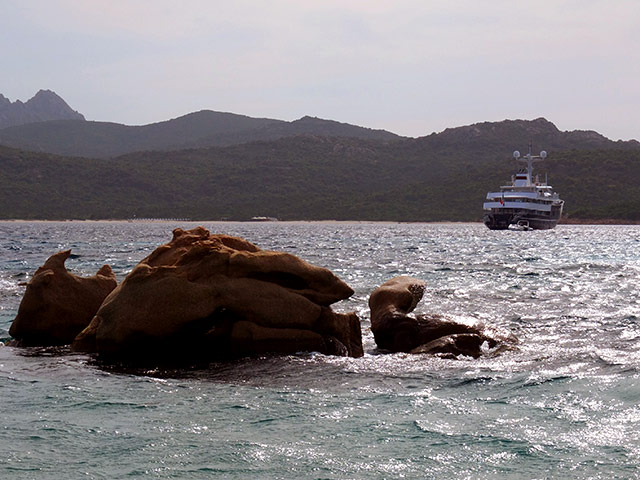 Российских туристов, решивших бурно отметить окончание отпуска вблизи Изумрудного берега Сардинии, оштрафовали на крупную сумму