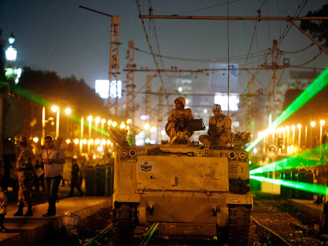 Египетская армия в ультимативной форме дала стороникам "Братьев-мусульман" 48 часов - до дня субботы - на присоединение к "дорожной карте" политического урегулирования в стране после свержения президента Мухаммеда Мурси